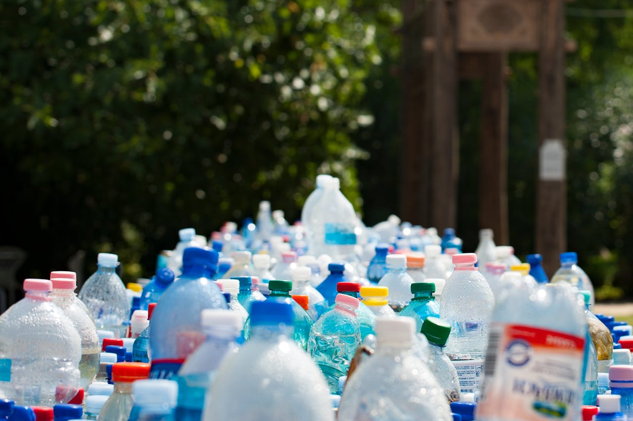 Bouteilles en plastique sur le sol