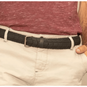 Un homme qui porte une ceinture en pneu de vélo recyclé
