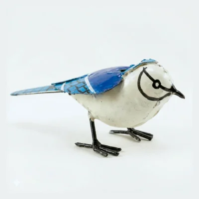 Geai bleu - Sculpture en métal recyclé & récup - oiseau - Fond blanc photo