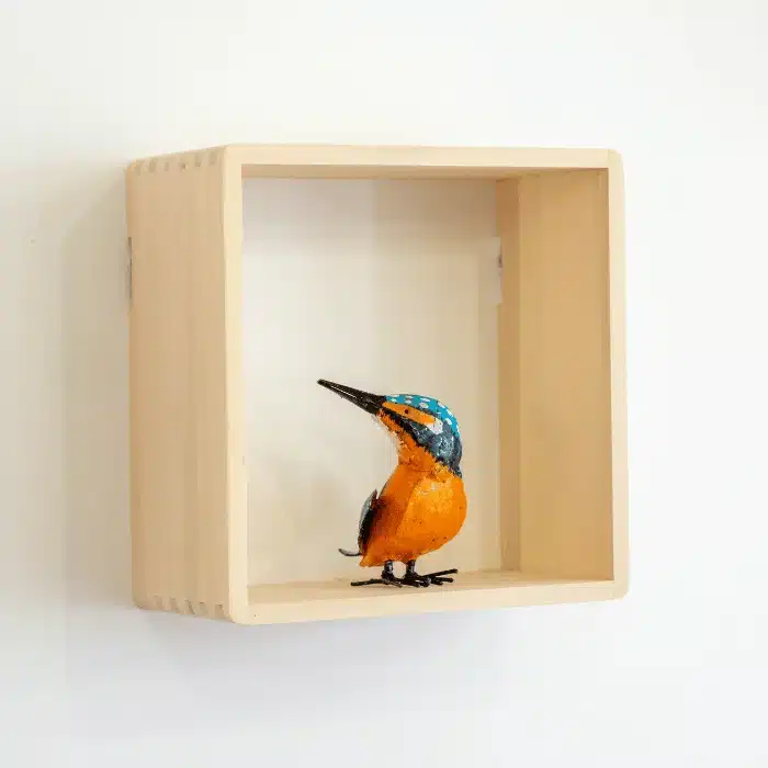 Sculpture Martin-Pêcheur en métal recyclé dans une étagère