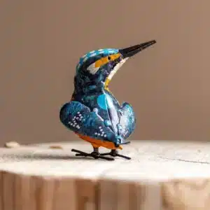 Sculpture Martin-Pêcheur en métal recyclé sur un tronc de dos