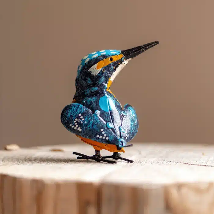 Sculpture Martin-Pêcheur en métal recyclé sur un tronc de dos