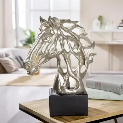 Sculpture décorative tête de cheval argentée dans un salon