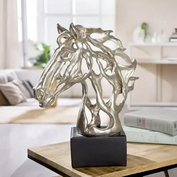 Sculpture décorative tête de cheval argentée dans un salon