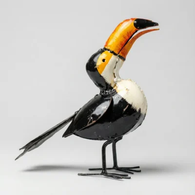Toucan - Sculpture métallique récupération - oiseau - Fond blanc devant