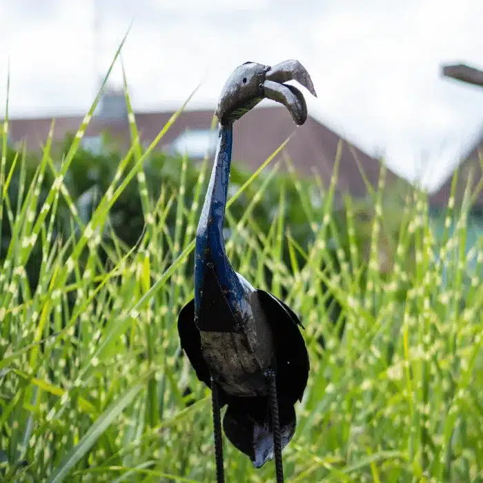 Sculpture Flamant Bleu dans le jardin