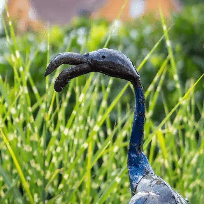 Sculpture Flamant Bleu en métal - zoom sur la tete