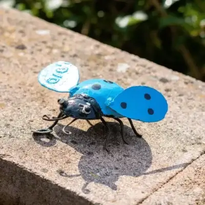 Sculpture coccinelle bleu en métal - vue de face