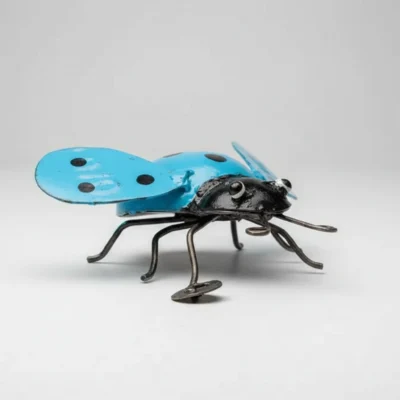 Sculpture coccinelle bleu en métal recyclé pour jardin - Fond blanc