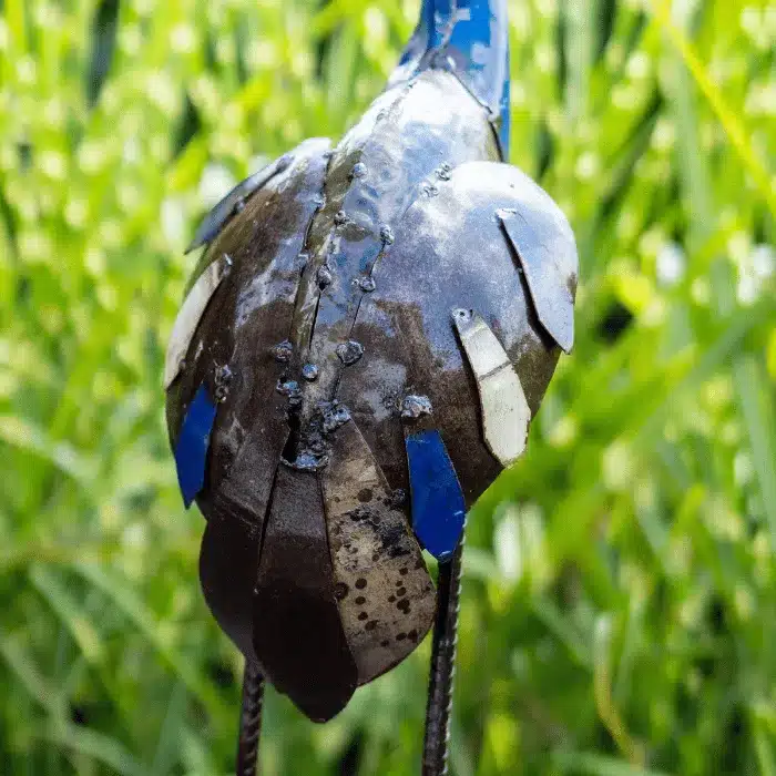 Sculpture Flamant Bleu en métal - zoom sur la tete