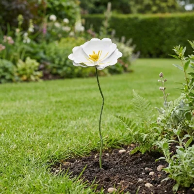 Coquelicot blanc - Fleur en fer forgé - Décoration jardin en métal dans un jardin