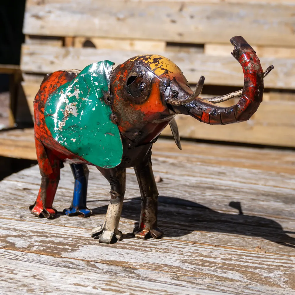 Éléphant coloré – sculpture animaux en métal recyclé – statue jardin - 24 × 34 cm - 1