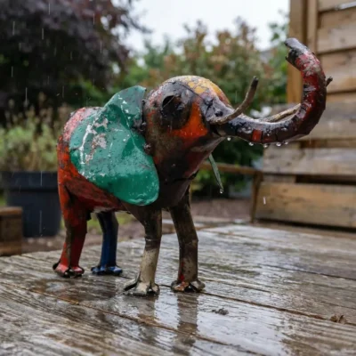 Éléphant coloré – sculpture animaux métallique récupération - sous la pluie