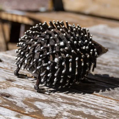 Hérisson – sculpture animaux en métal recyclé de dos