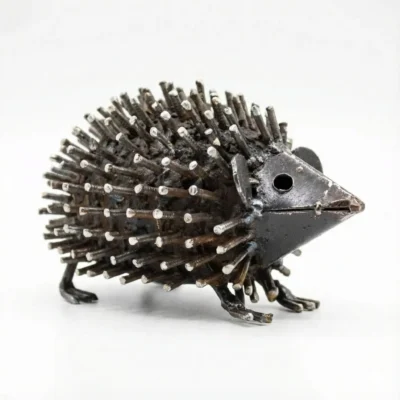 Hérisson – sculpture animaux métallique récupération - 13x8x10 cm - fond blanc