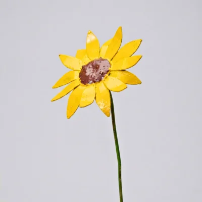 Marguerite jaune - Fleur en fer forgé pour jardin - Décoration métal - Fond blanc 1