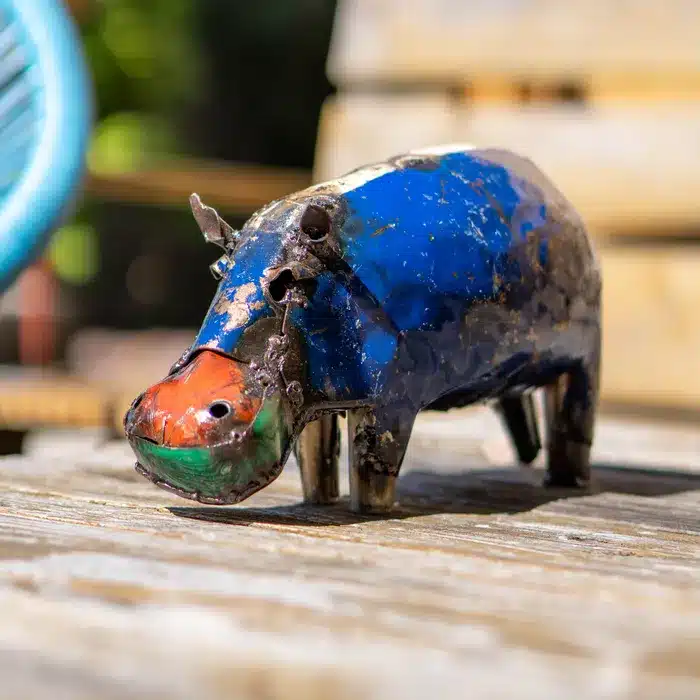 Hippopotame coloré en métal recyclé