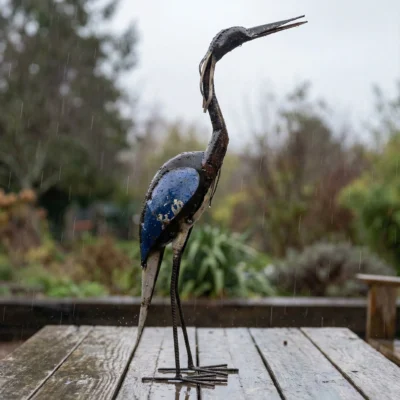 Sculpture héron bleu en métal de récupération - statue fer forgé - sous la pluie
