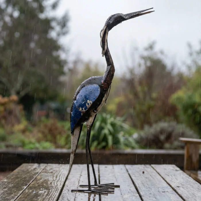 Sculpture héron bleu en métal de récupération - statue fer forgé - sous la pluie