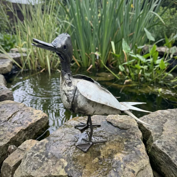 Canard - Sculpture oiseau métallique récupération - Décoration jardin extérieur - Fond blanc - lac